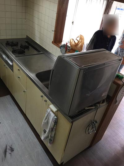 施工前のキッチン上部収納部分