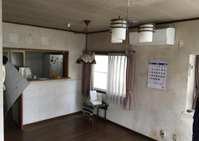 施工前のキッチン上部収納部分