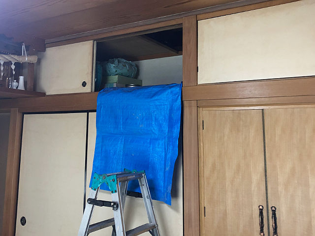 小屋裏へ入る点検口