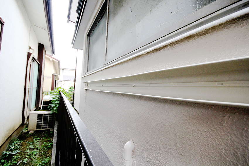 キッチン部の外壁に配管カバーを設置する
