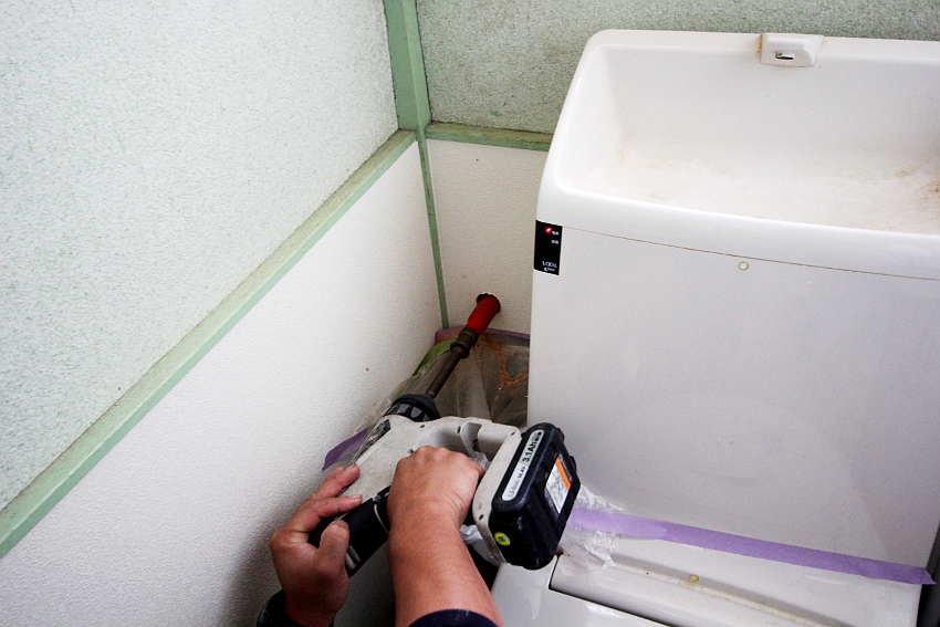 トイレの壁に配管を通す穴を開ける