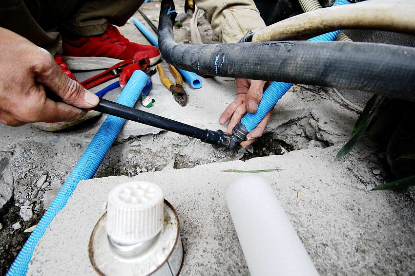 塩ビ管を止水栓まで切り廻して接続する