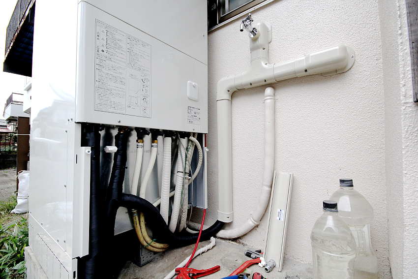 設置した新しい配管をエコキュートに接続