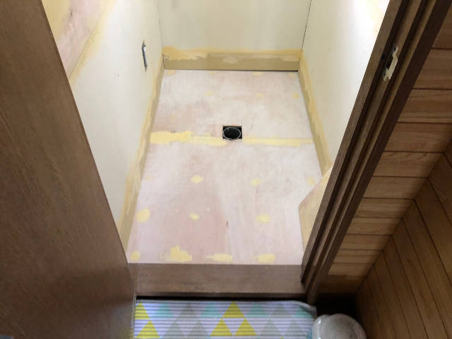 トイレ床下地パテ処理