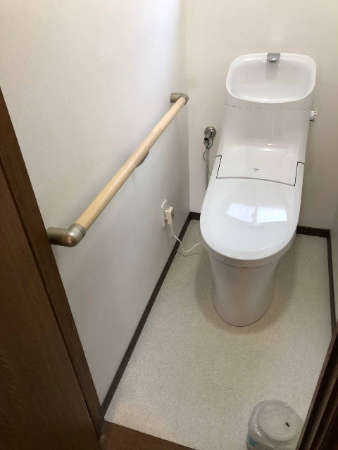 床材と壁紙・手摺を取り付けたトイレ