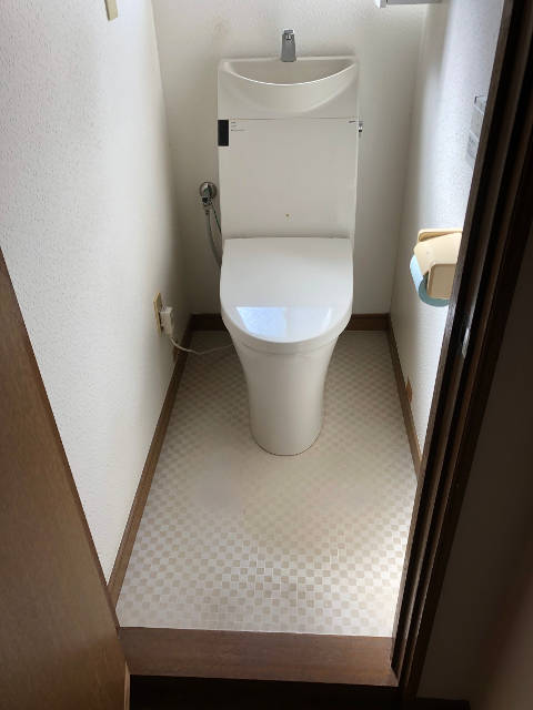 床材や壁紙を貼ったトイレ
