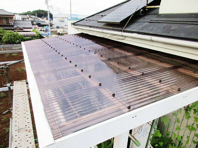 新しいパネルを取り付けたベランダ屋根
