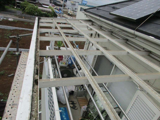 パネルを取り外したベランダ屋根