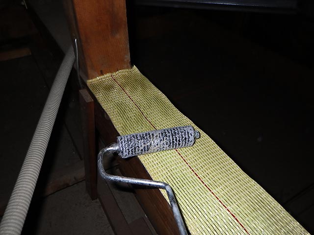 アラミドの上から脱泡ローラー施工