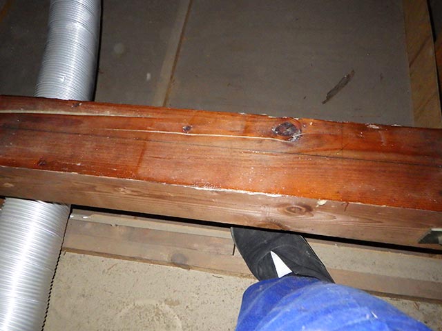 小屋裏木部に施工中のタフロンウッド