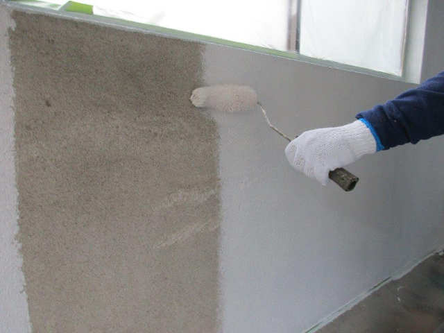 外壁の下塗り作業