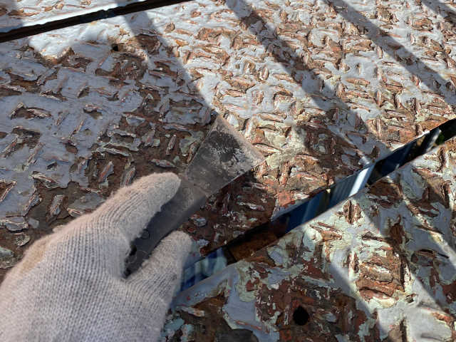 ベランダ床部分のケレン作業