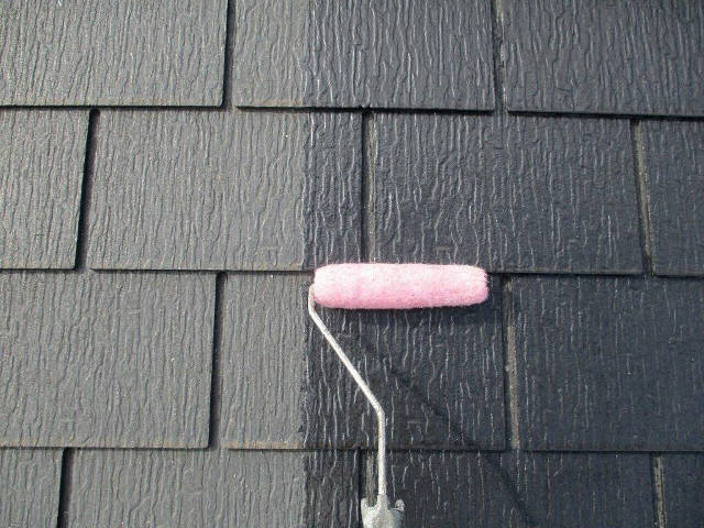 下塗りを塗装している屋根