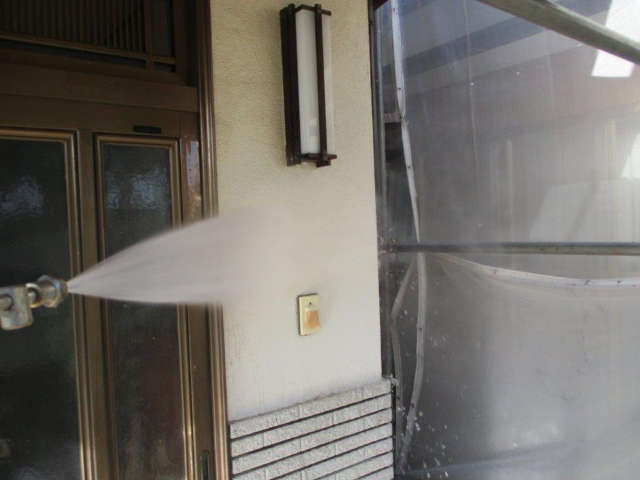 高圧洗浄機で洗浄している外壁