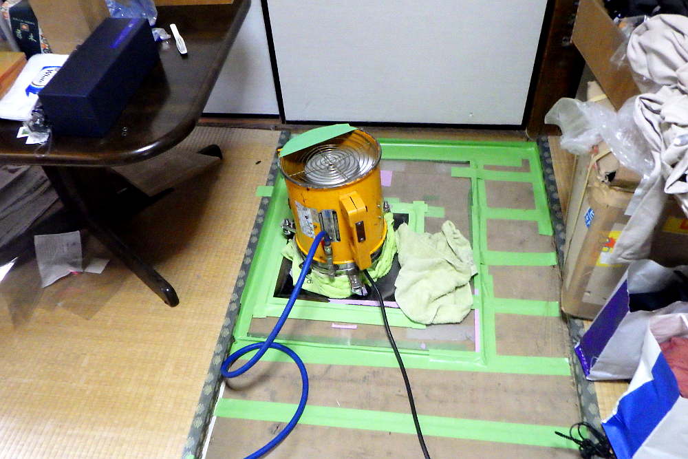 施工中のシロアリ発泡消毒