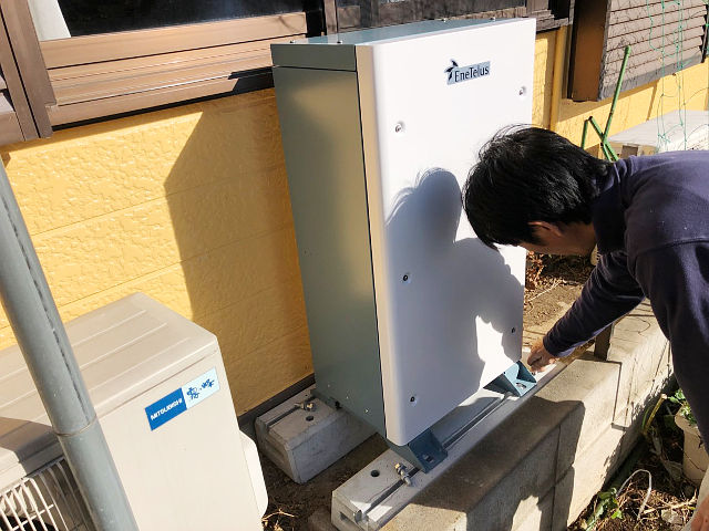 蓄電池をアンカーボルトで固定