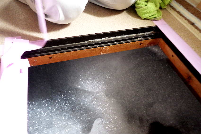 風窓から見える発泡消毒の泡