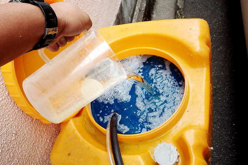 専用容器に発泡剤を入れる