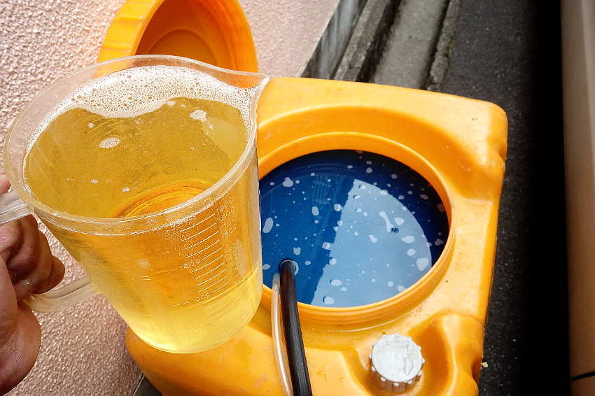 専用容器に薬剤を入れる