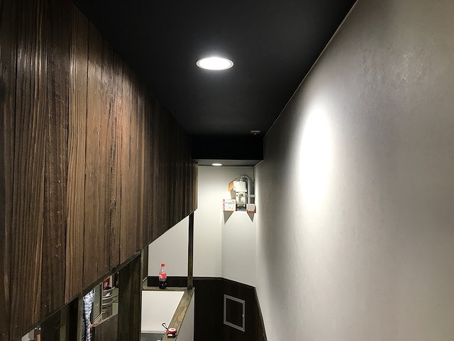 厨房壁に焼杉板張り込み