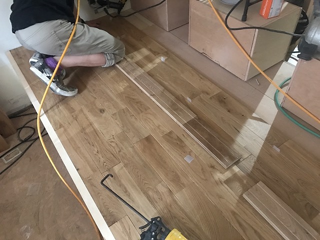 床材張り込み