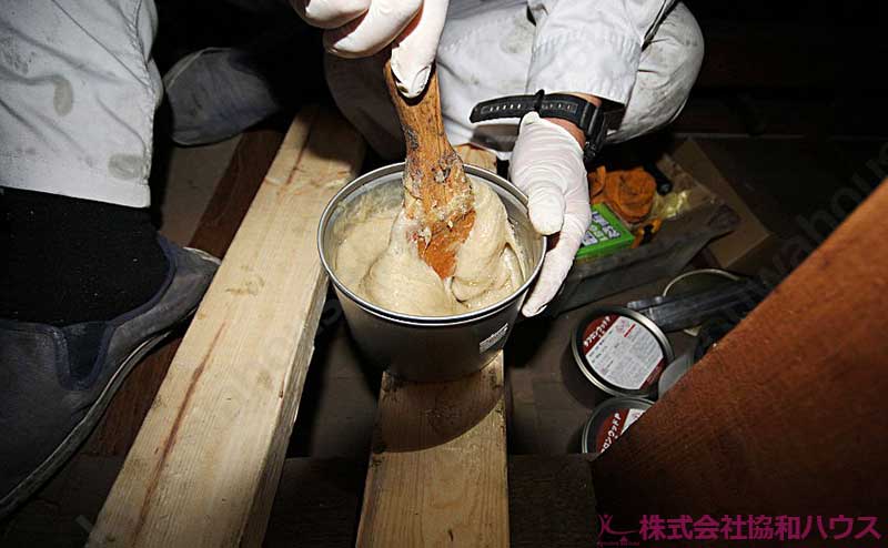 タフロンウッド主剤とタフロンウッド硬化剤を混ぜ合わせる