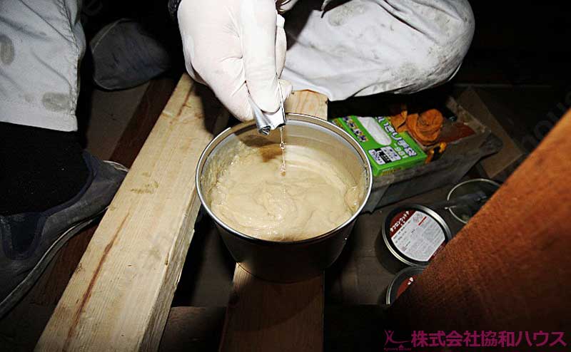 タフロンウッド主剤の中にタフロンウッド硬化剤を入れる