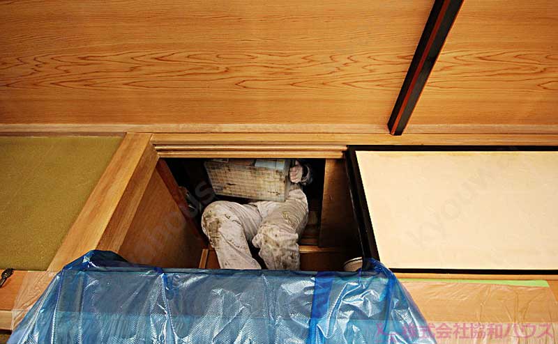 押入れ上部から工具一式を運び込む
