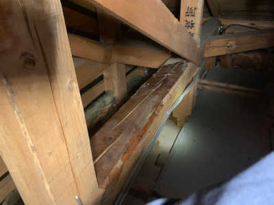 施工前の屋根裏木部