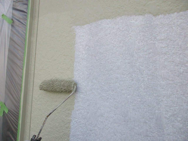外壁の中塗り作業