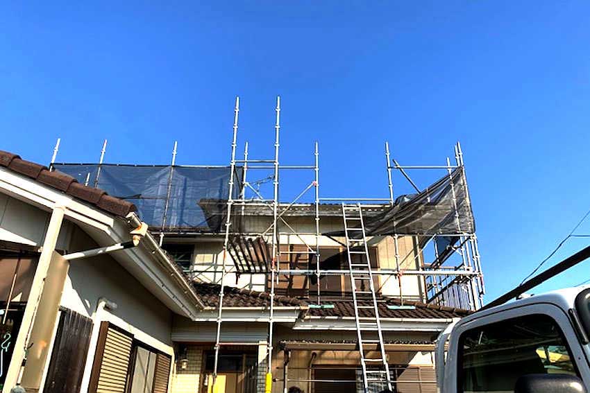 足場組立てメッシュシート取付作業