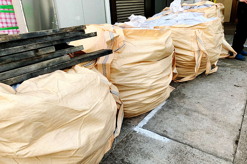 フレコンパックに入れた撤去した瓦4袋分