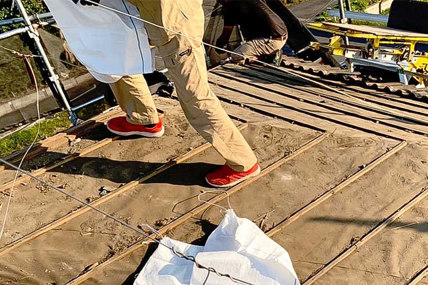 瓦の撤去が完了した屋根の残土撤去作業