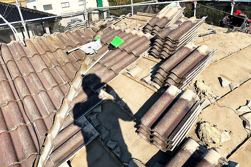 既存の瓦を取り外してキレイに重ねて撤去作業