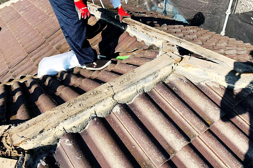 既存の棟瓦の撤去作業