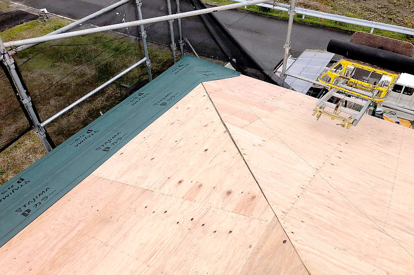 野地板を張り込み完了した屋根にルーフィング張り込み作業