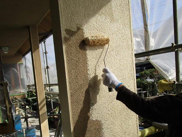 下塗りを塗装している外壁