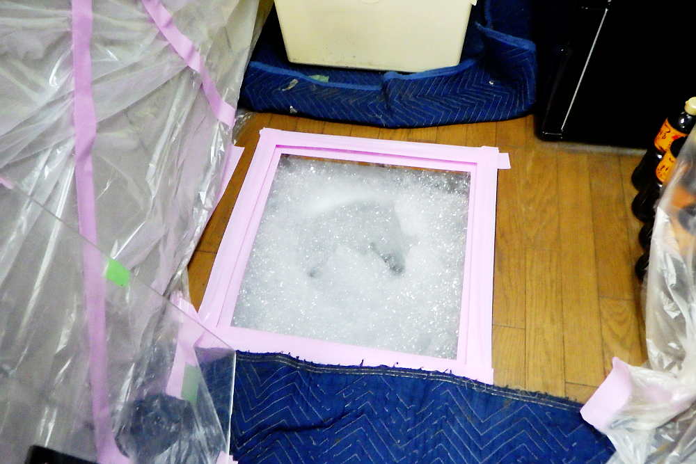 施工中のシロアリ発泡消毒