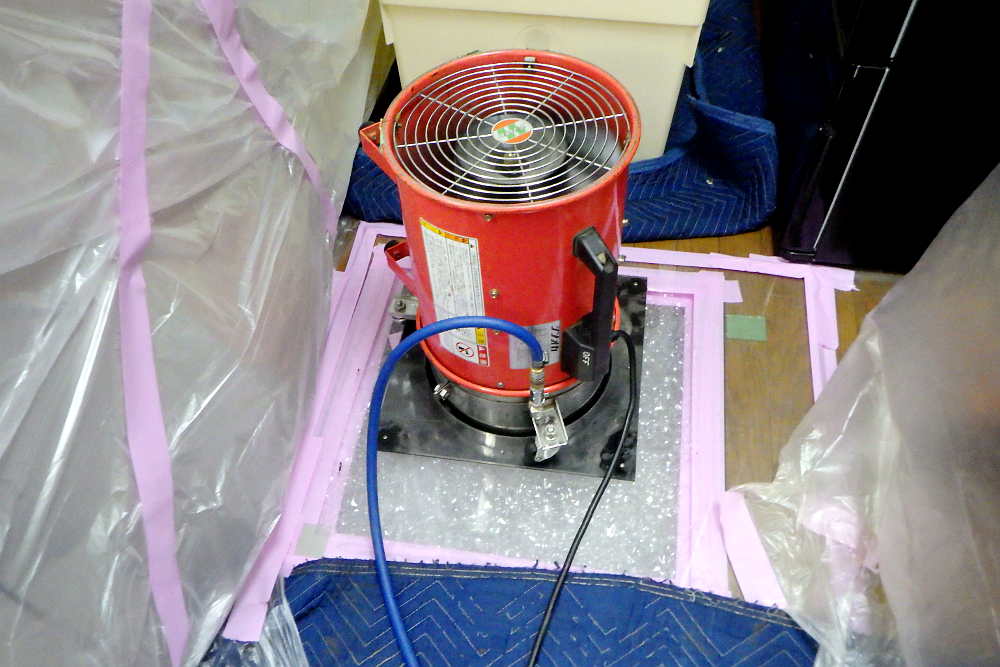施工中のシロアリ発泡消毒