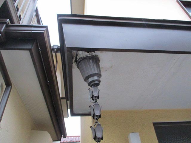 玄関屋根屋根の鎖樋