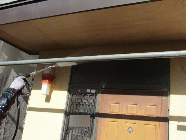 高圧洗浄を施工中の外壁