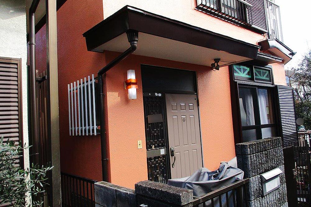 塗装後の玄関屋根・雨樋