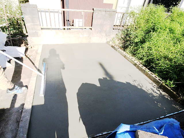 コンクリートのならし作業