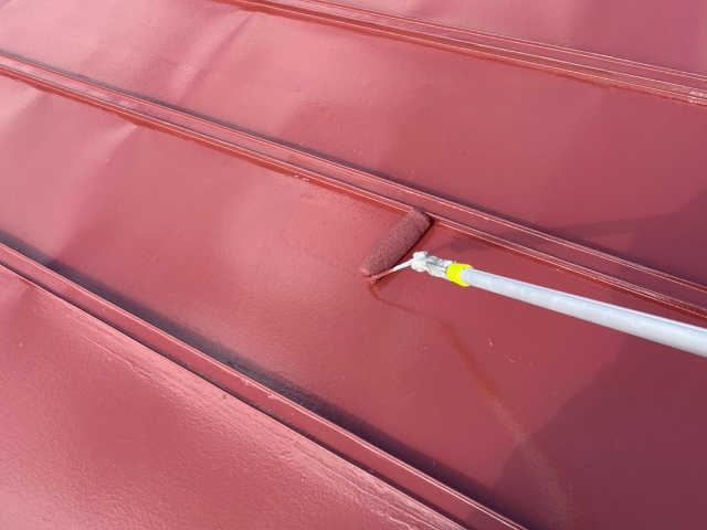 中塗りを塗装中の屋根