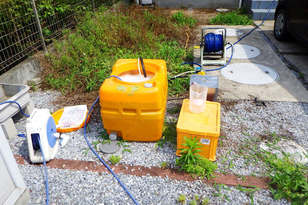 施工中のシロアリ発泡消毒