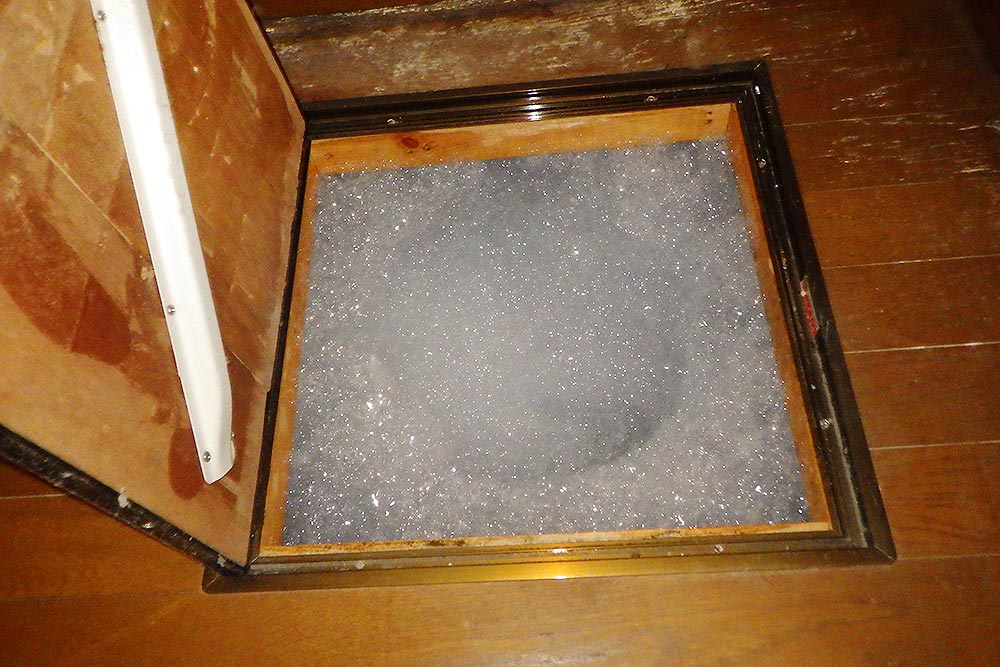 施工中のシロアリ発泡消毒