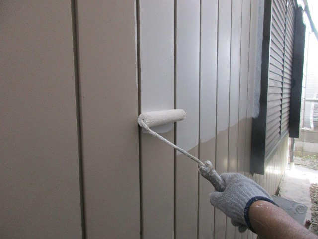 下塗りを塗装している外壁
