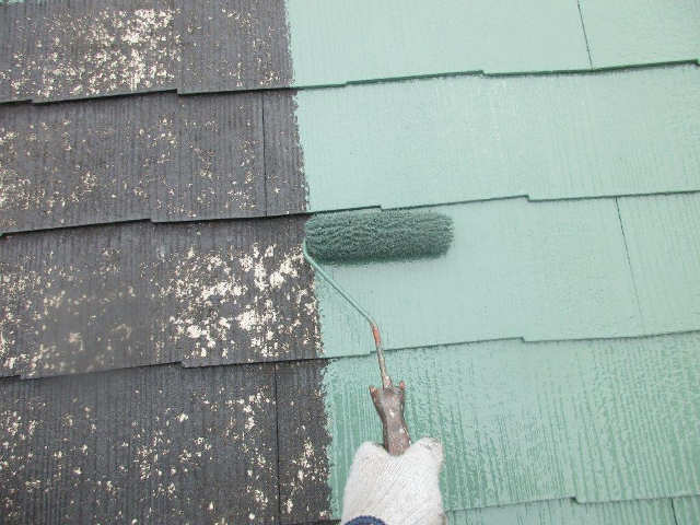 中塗りを塗装している屋根