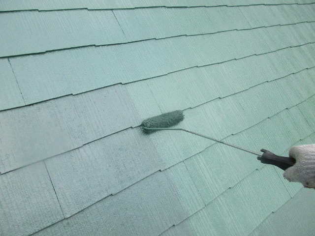 上塗りを塗装している屋根