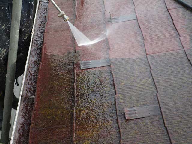 高圧洗浄を施工中の塗装前の屋根